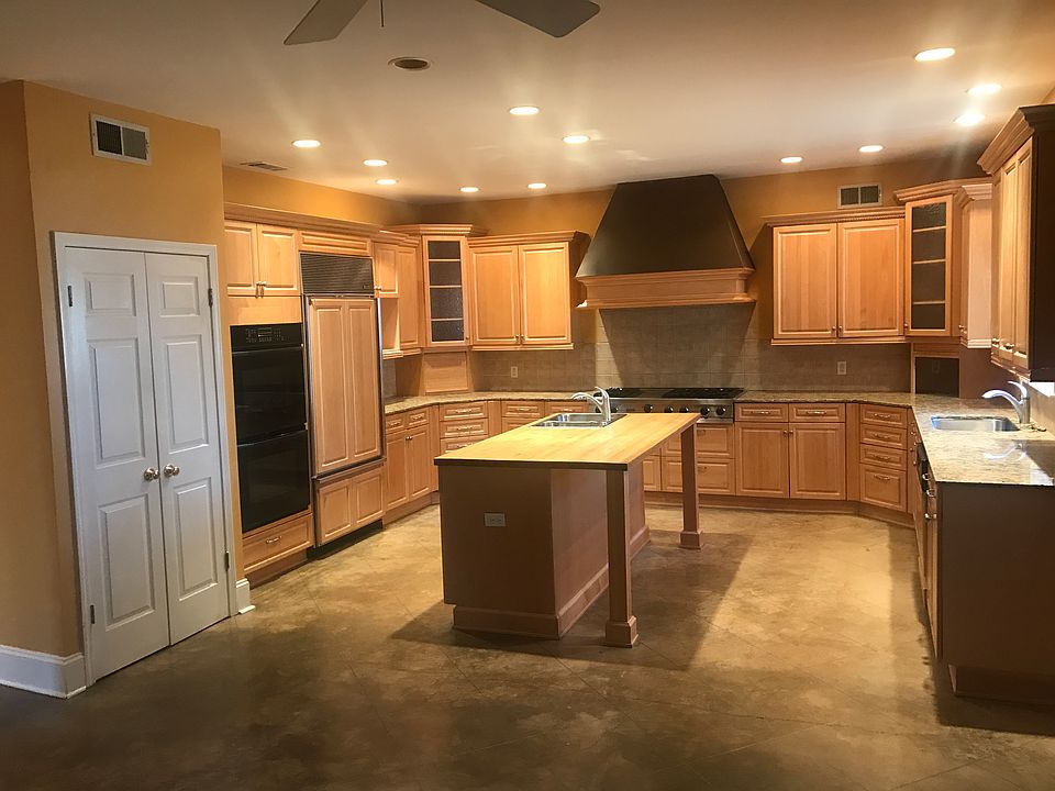 1st image of 805 Tampa Dr
