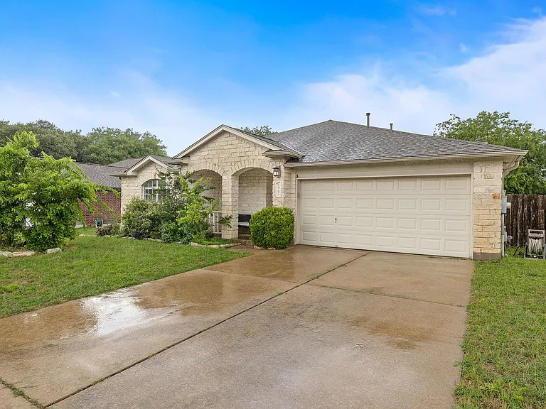 1907 Coachlamp Dr — Photo 2
