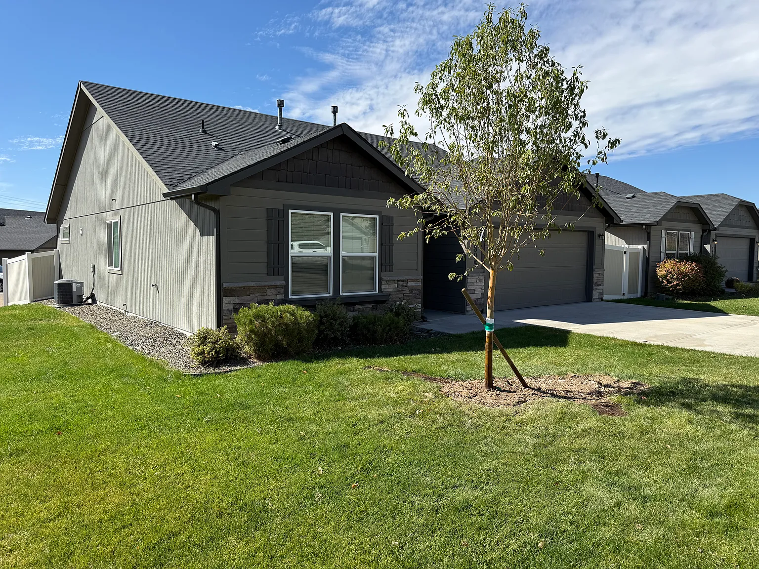 3 bed, 1402 sqft, $2,200 — Photo 2
