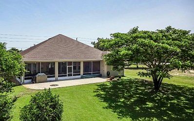 2nd image of 912 Lake Dr E