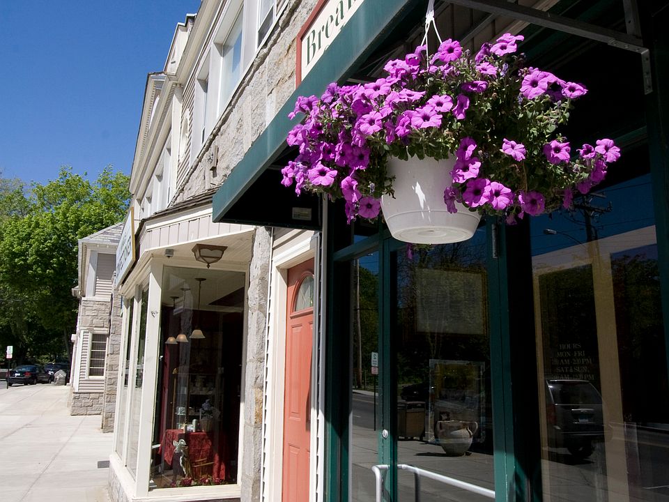 Great location with restaurants at your fingertips.