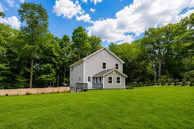 133 Jelliff Mill Rd — Photo 2