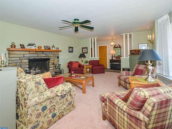 Living room w/ fireplace