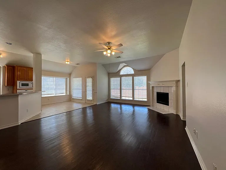 1141 Nickerson Ln — Photo 8