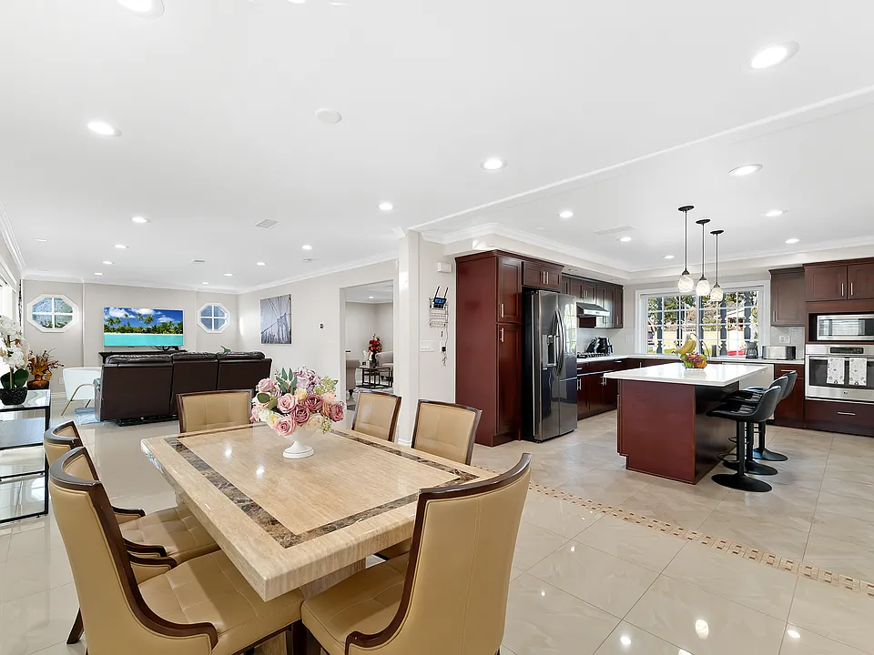 1524 W Tonia Ct