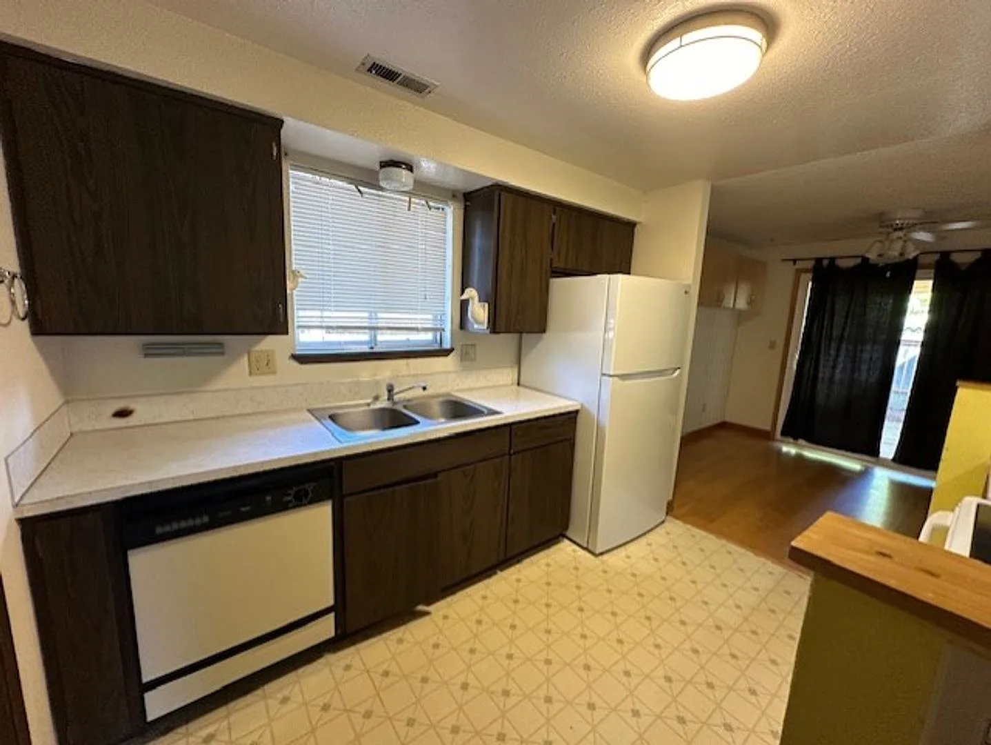 Clean 3 Bedroom Home With A One Car Garage In SE Corvallis — Photo 2
