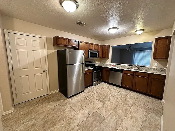 3 bed, 2.5 bath, 1660 sqft, $2,299 — Photo 3