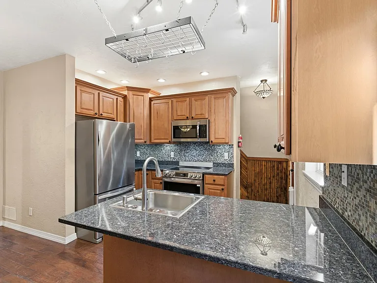 3220 Mary St — Photo 12