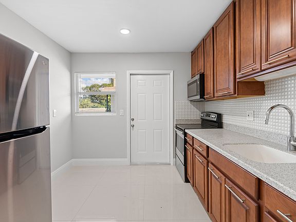 4th image of 825A 3rd St