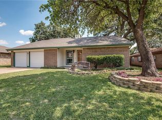 104 Lark Ln, Euless, TX 76039