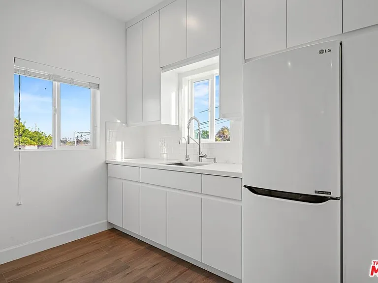 1155 S Rimpau Blvd — Photo 36