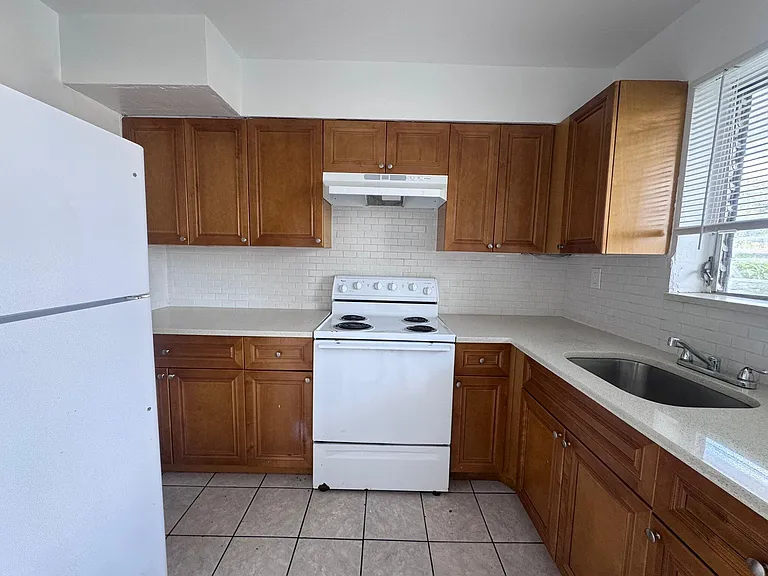 1251 W River Dr #3 — Photo 4