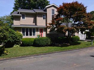 8 Roseland Ave, Bristol, RI 02809