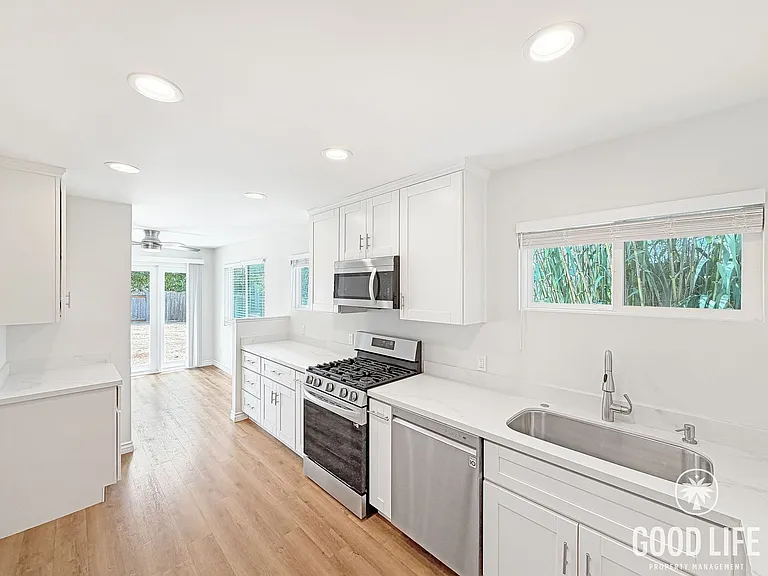 Charming 3B/2BA Home with Attached Garage, Large Yard and Modern Comforts in Quiet Baseball Field... — Photo 6