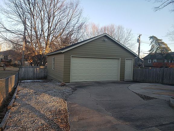 3rd image of 217 NE Eastridge St