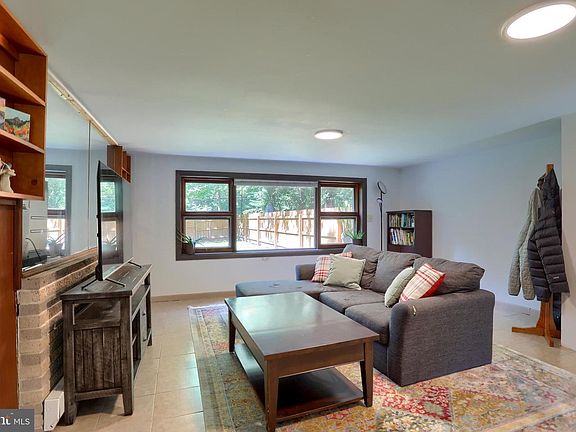 5th image of 411 Speece Ln