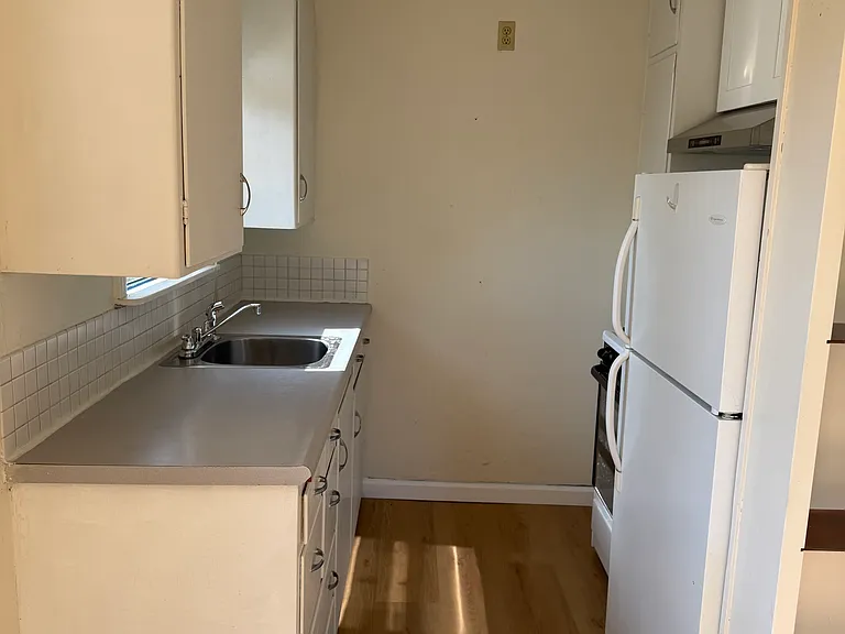 2833 1/2 Sinclair Ave — Photo 2