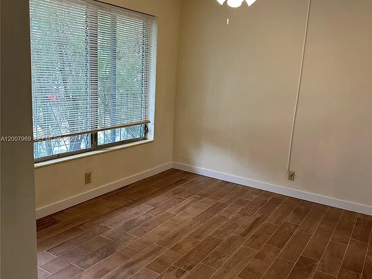 2301 NE 2nd St #6 — Photo 11