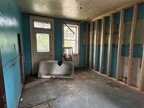 3rd image of 5568 Palm St