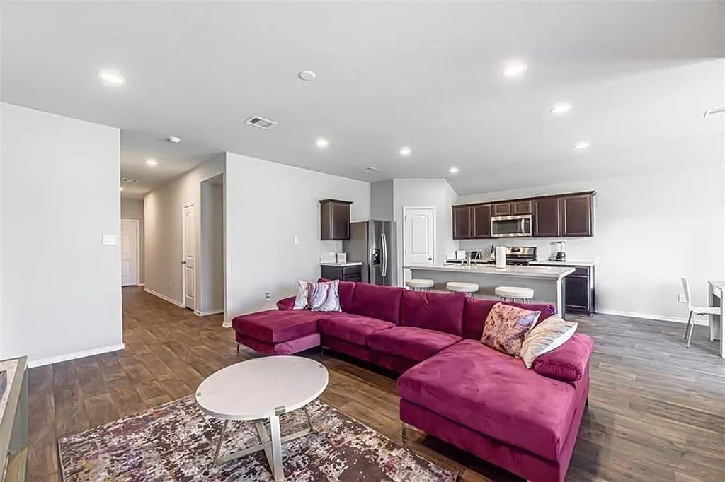 4 bed, 2.0 bath, 1668 sqft, $2,250 — Photo 3