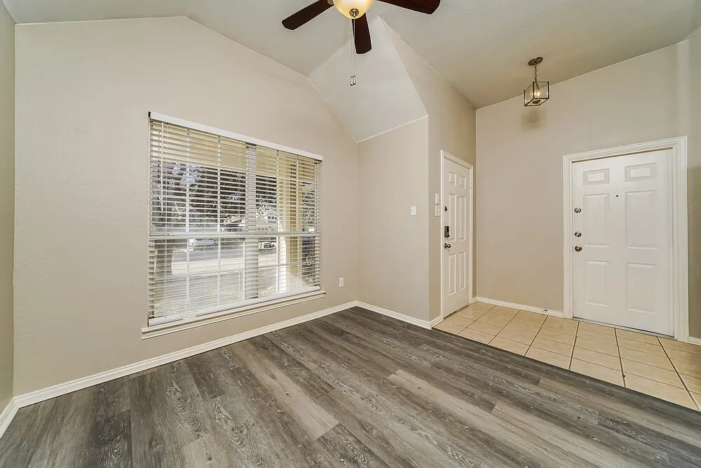 3 bed, 2.0 bath, 1384 sqft, $1,835 — Photo 4