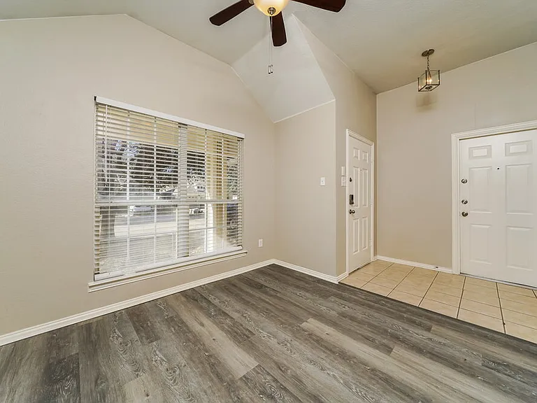 409 Creekview Dr — Photo 4
