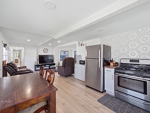 4th image of 1824 Huckleberry Ln