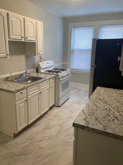 1 bed, 900 sqft, $995 — Photo 1