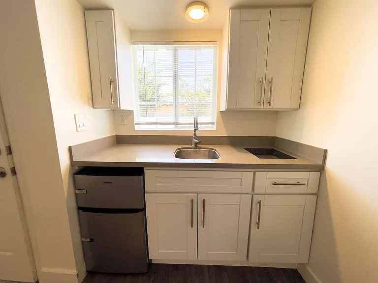 1213 Dewey Ave — Photo 4