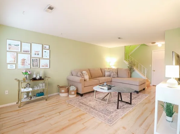 16 Elderwood Dr Unit 16, Stoughton, MA 02072
