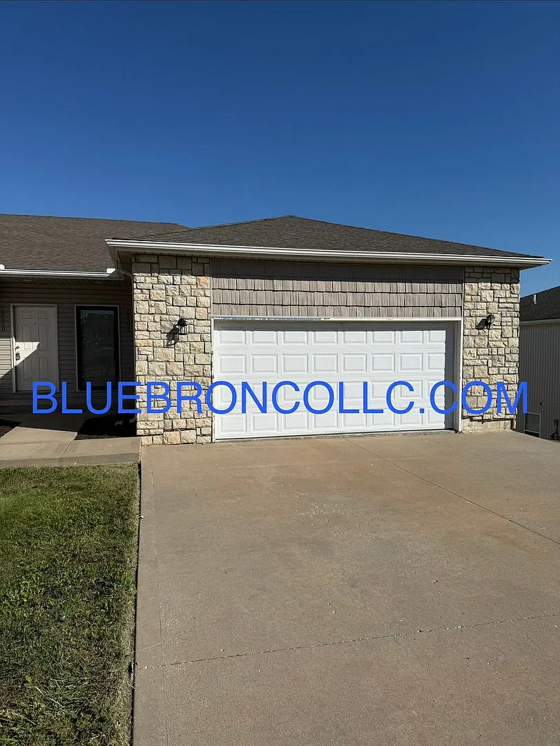 Spectacular unit with plenty of space and updated features throughout. — Photo 1