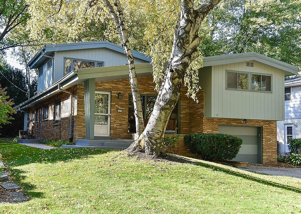 1st image of 3279 N Knoll Ter