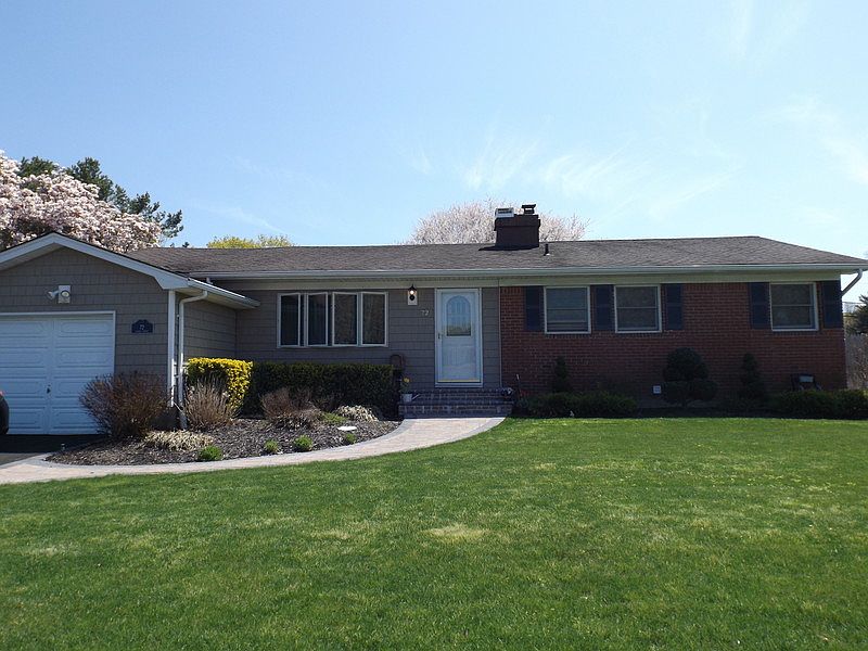Front of house : Vinyl siding, brick and vinyl impressions