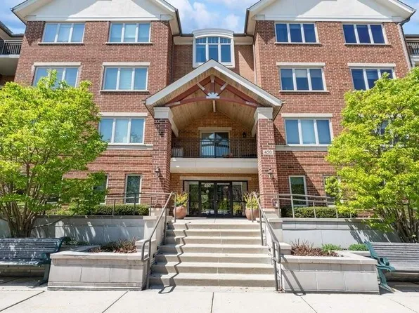 450 Village Grn Unit 212, Lincolnshire, IL 60069