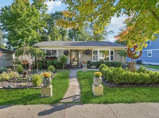 233 N Hill Cir, Rochester, MI 48307