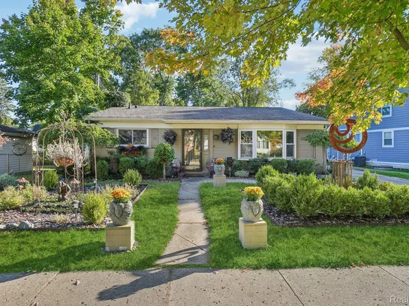 233 N Hill Cir, Rochester, MI 48307