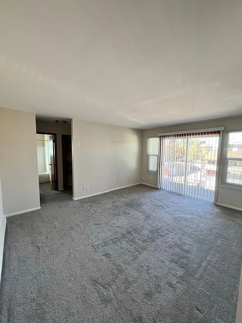 La Premiere Apartments | Prime North Admiral Location — Photo 4