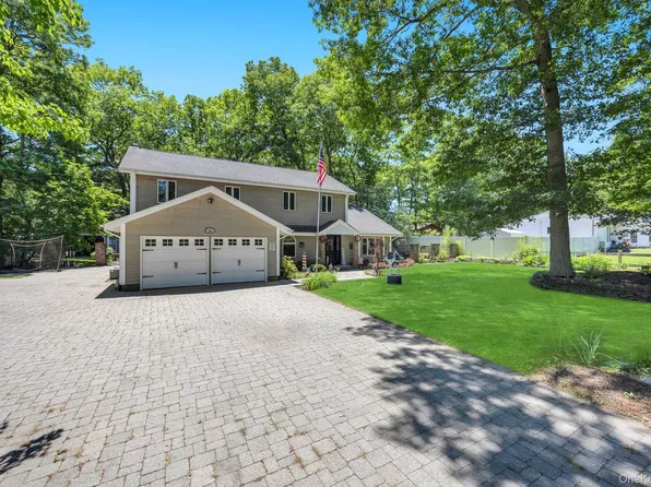 14 Russet Lane, Lake Grove, NY 11755
