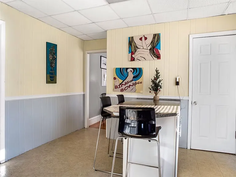 48 Pembroke Ave #2 — Photo 6