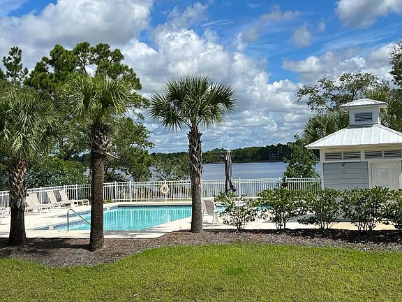 Lakefront community, shared outdoor pool with sundeck