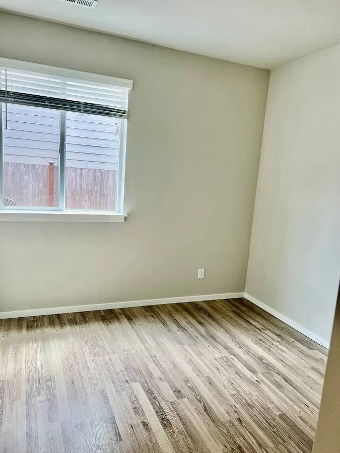 5 bed, 2.5 bath, 2692 sqft, $3,750 — Photo 3