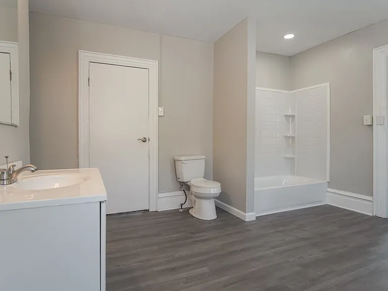 1469563_027_bathroom_13229590.jpg