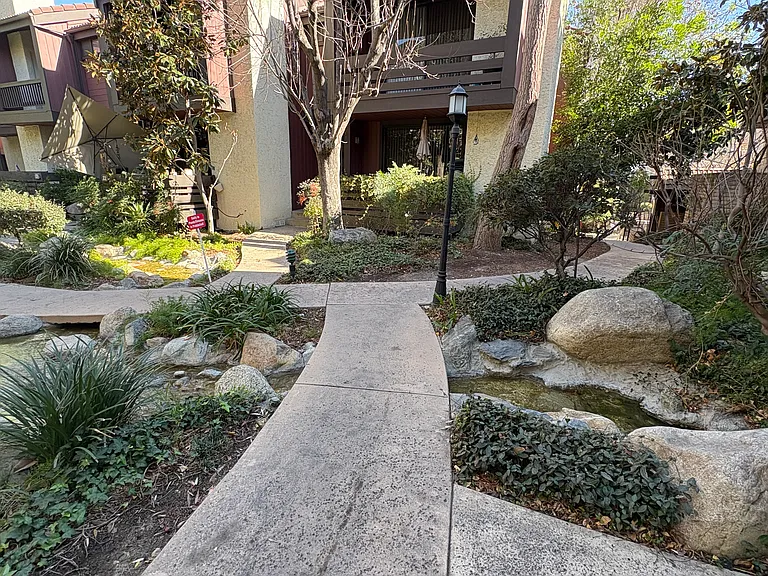 21931 Burbank Blvd #17 — Photo 21