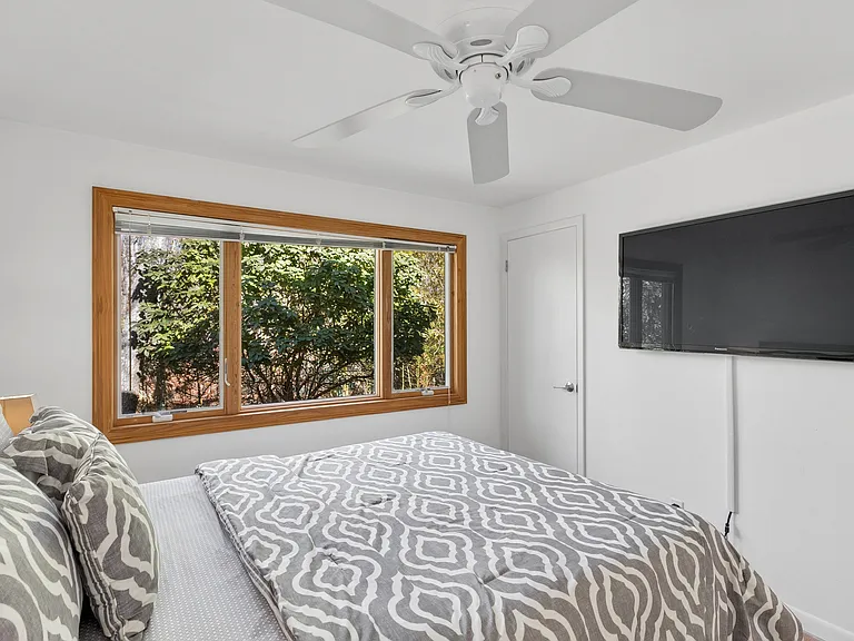 27 Montauk Ave — Photo 22
