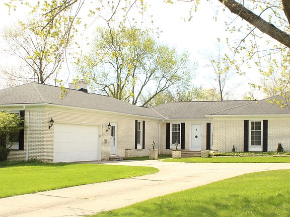 plenty of driveway parking