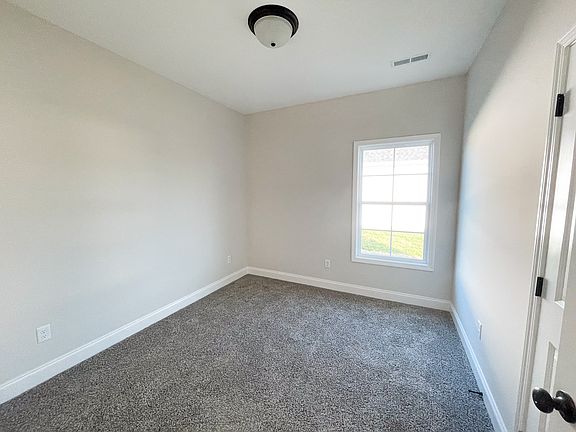 5th image of 319 Claiborne Cir