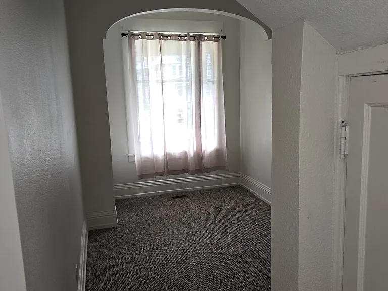 2052 Glenwood Ave — Photo 6