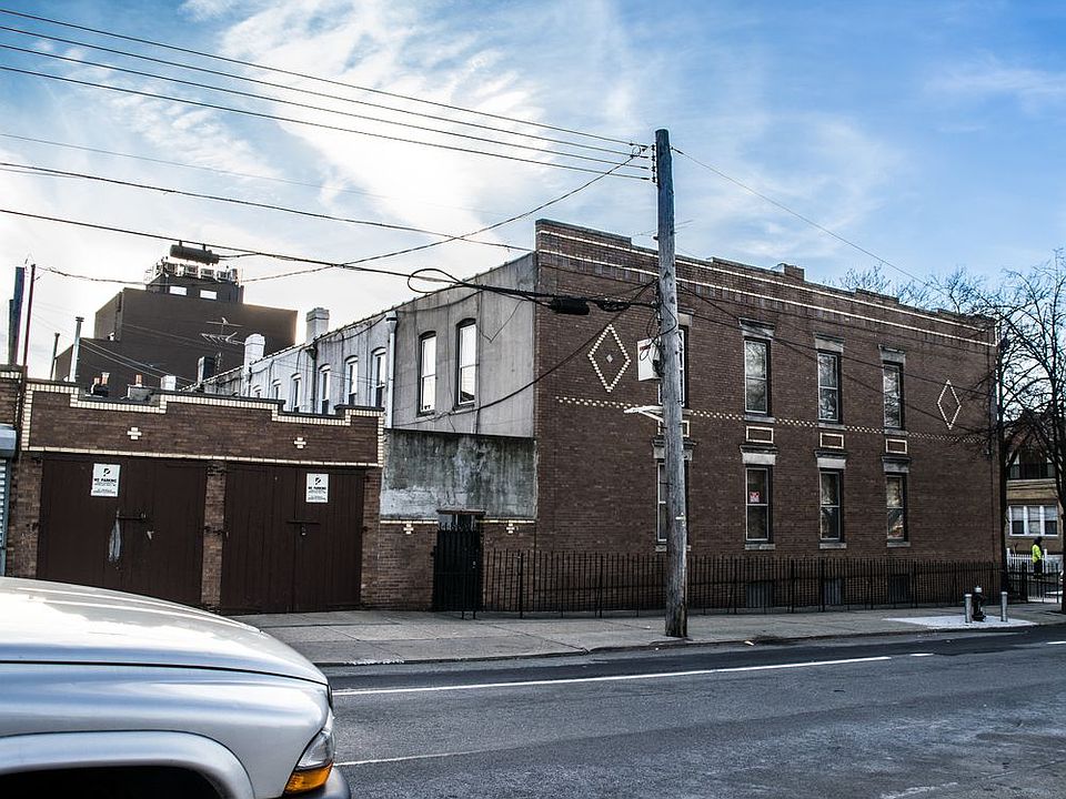 2nd image of 1888 Hart St