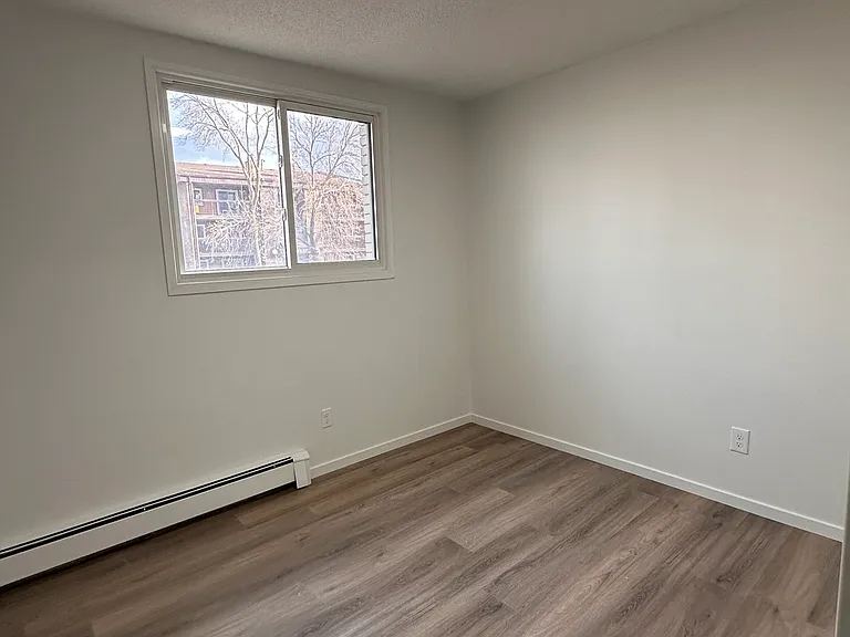 925 Chancellor Dr — Photo 6
