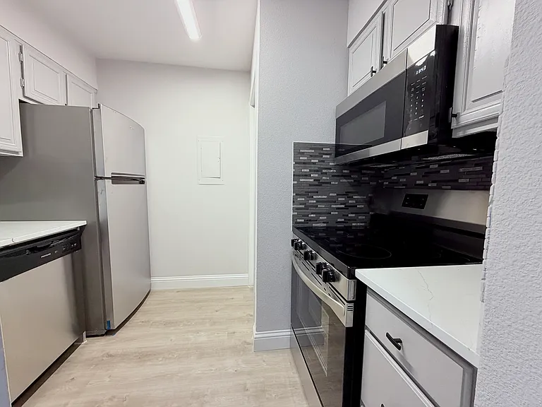 5757 Martel Ave #B05 — Photo 4